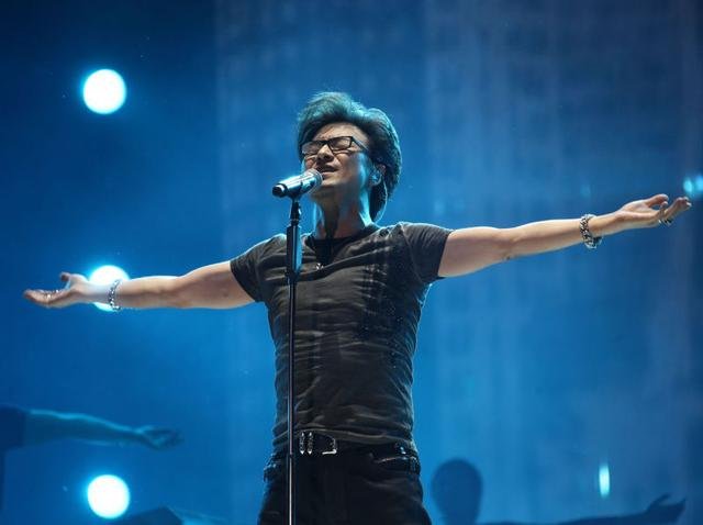 “也许征途的迷惘会扯碎我的脚步,可我坚信未来会给我一双梦想来翅膀”是汪峰的那首歌