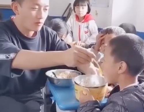 学生考一百分老师奖励亲自喂饭，老师这样做的目的是什么？