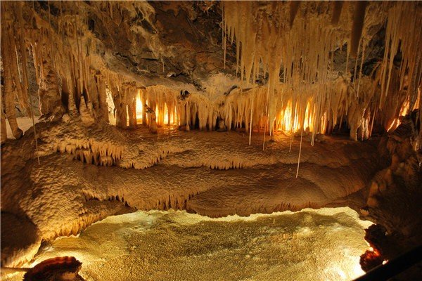 石灰岩洞中，为什么会生长着石笋和钟乳石？
