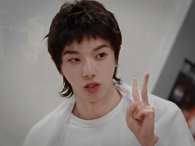 华晨宇被嘲唱歌像做法，本人幽默回应，他有过哪些高情商场面？