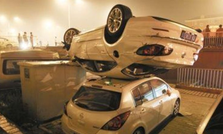 郑州一轿车从高架坠落砸到车辆，疑似两死两伤，导致这起事故的原因是什么