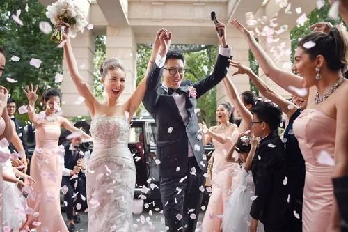 山东临沂接亲回家途中,新人双双被撒成白眉大侠,当地人对此作何表示?