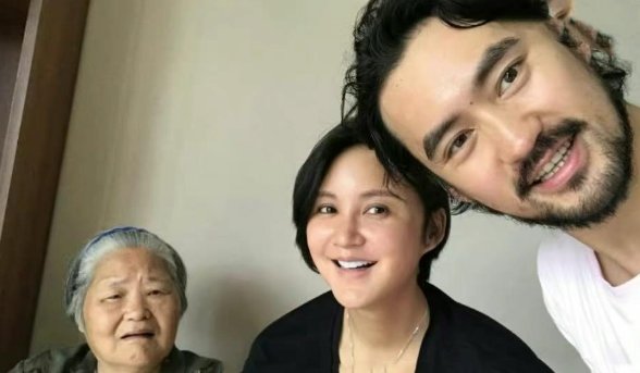 袁弘分享记录视频悼念外婆：一路走好，他在生活中是一位善良的人吗？