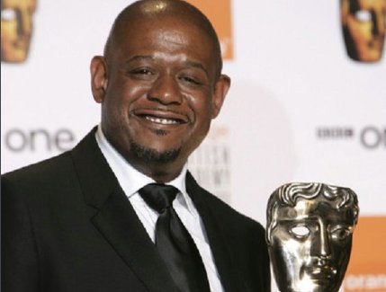 记得有一部电影，讲的是一个女外星人四处找人交配想生个外星孩子。