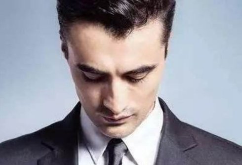 “夹着尾巴做人”是什么意思？