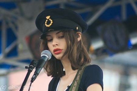 我想知道她是谁，急急急