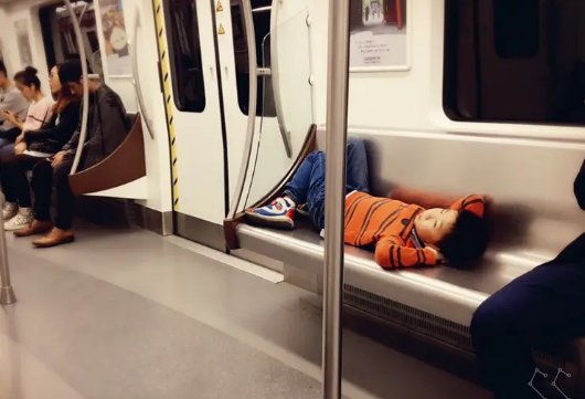 孩子躺地铁座上大叔提醒被家长怼：“倚老卖老，多管闲事”！此事是谁之过？