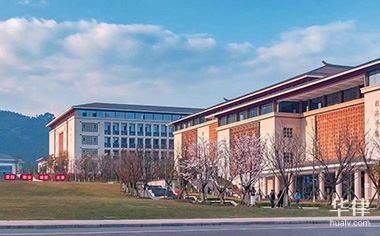 山东女生宿舍猝死，家属称曾向校医求救，学校在此事中有哪些责任？