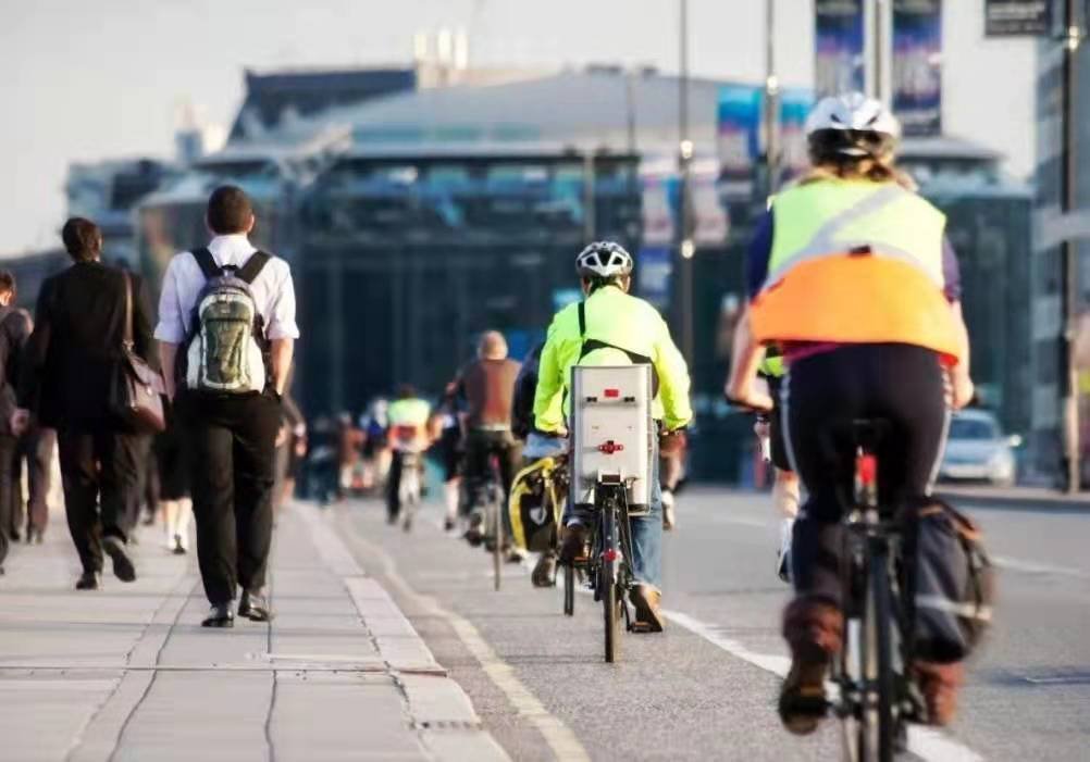 大量北京市民今早骑行上班，绿色出行对生态环境有哪些积极影响？