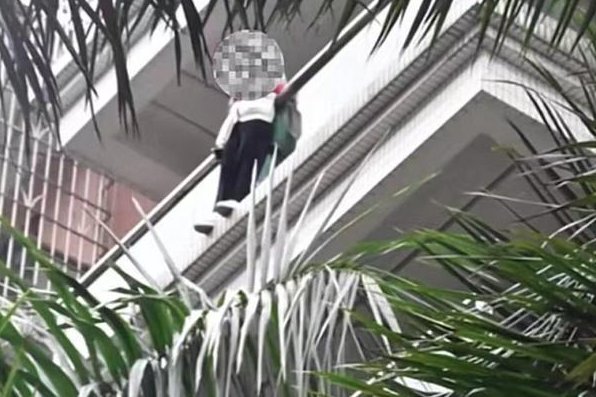 佛山一母亲死死抱住轻生女儿消防破门救回，这件事起到了哪些警示作用？