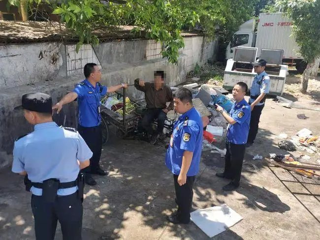 南宁通报城管与摊贩发生冲突，此事背后暴露出了哪些问题？