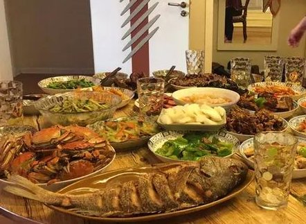 关于游客在北海点4道菜花费近千元一事，餐馆是如何回应的？