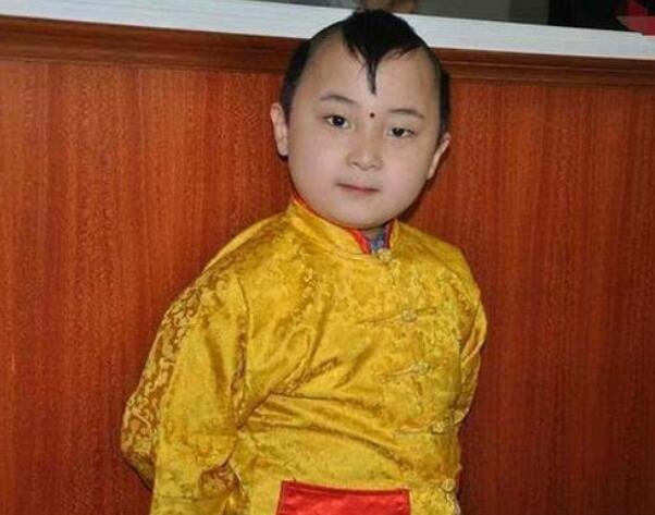 6岁上春晚，然后成为父母的提款机，8岁去世，邓鸣贺去世的原因是什么？