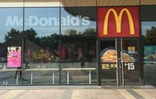 英国五十名青少年闯入一家麦当劳餐厅抢走食品，这是怎么回事？