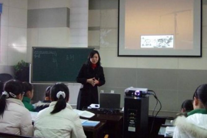 对联 持一身正气两袖清风站三尺讲台 下联是什么