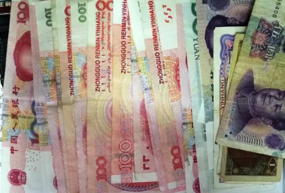 上海一段小区业主从楼顶撒现金的视频引关注，涉事小区物业对此有何回应？