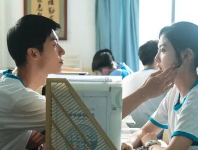 易烊千玺主演的《世间有她》被爆撤档，被撤档原因会有哪些？