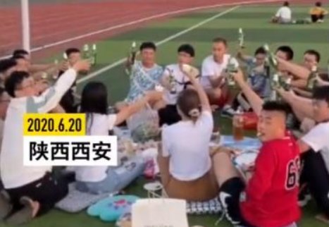 毕业班操场上席地吃散伙饭怎么回事