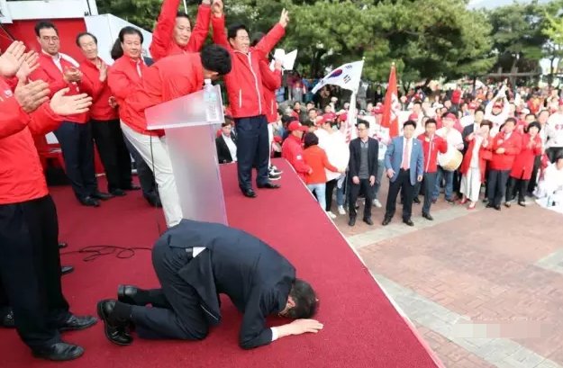 韩国总统候选人下跪拉票是怎么回事？