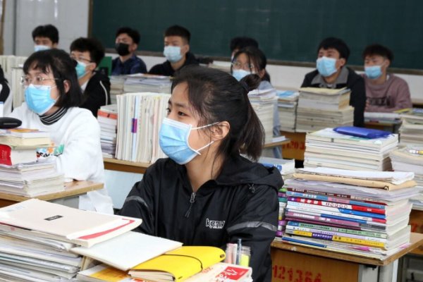 人大代表建议将高中生22点就寝写入保护法，当代高中生的压力有多大？