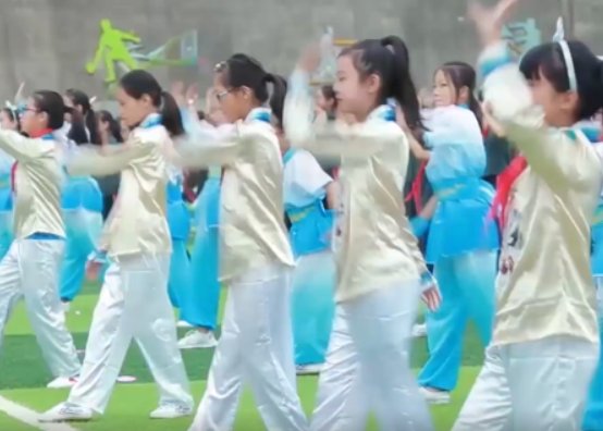 哪个学校5000名学生穿戏服跳川剧操？