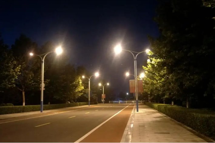 在星期六的晚上用英语怎么说