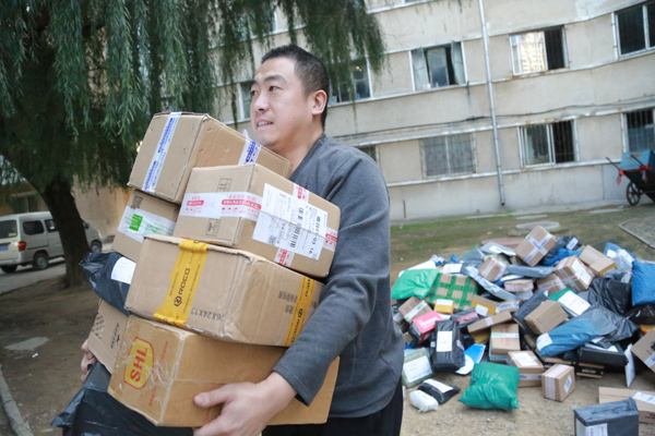 女孩取快递被捏造与快递小哥婚外情,究竟是谁的错?