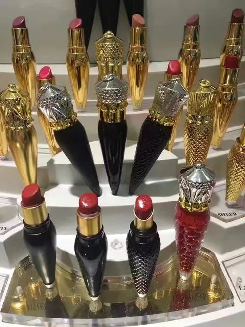 南京男子偷合租女同事口红被抓，称送女友，你如何看待该男子的行为？