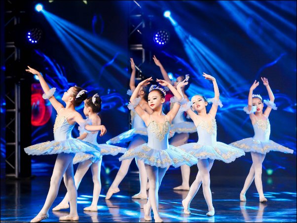 赞美孩子演出精彩的话