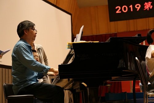 麦兜有个粤语歌是个小男孩唱的，里面有唔得 唔得这一句。