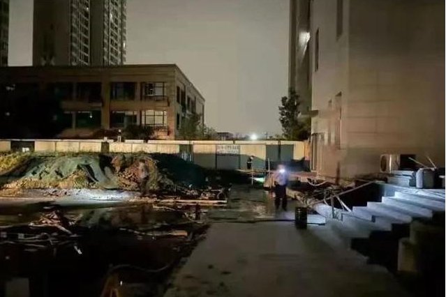 萧山一对夫妻吵架，丈夫从20楼撒现金，丈夫的这一行为合法吗？