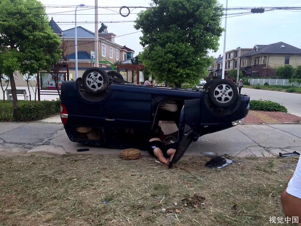 美国发生离奇车祸，汽车直插入房屋屋顶，导致事故的原因是什么？