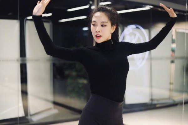 王霏霏因为李佳琦变成大嗓门,这是怎么回事?