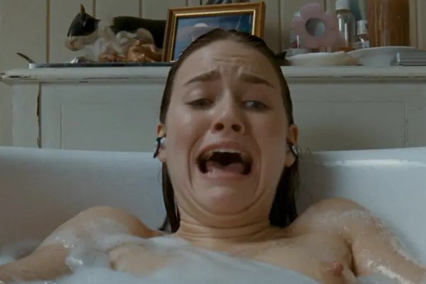 有人看过恐怖电影《撕裂人》吗，讲的什么能讲讲吗？不要复制百科里的，听说巨恶心？