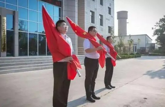 江西吉安一银行将换掉的国旗扔地上引发热议，银行对此事是如何回应的？