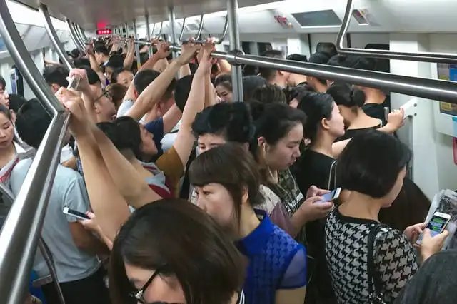 孩子躺地铁座上大叔提醒被家长怼：“倚老卖老，多管闲事”！此事是谁之过？