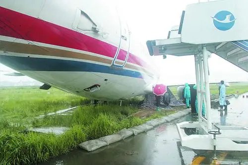 东航坠毁客机第二副驾毕业三年,父亲开车母亲务农,他的家人对此有何表示?