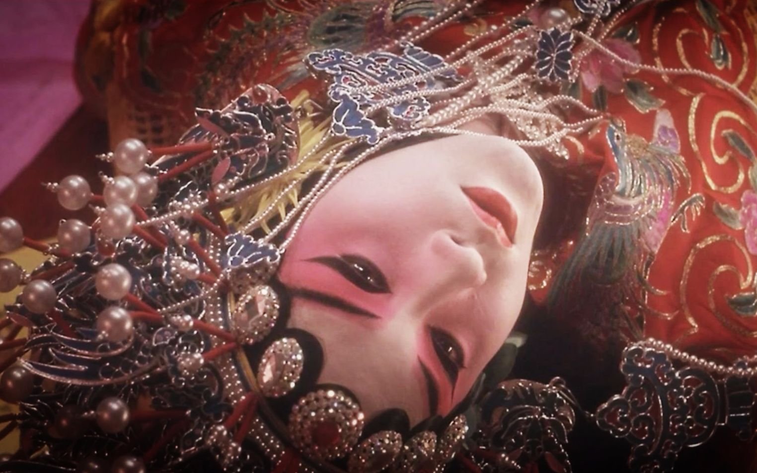 电影《霸王别姬》中，程蝶衣的男性身份是如何被阉割的？