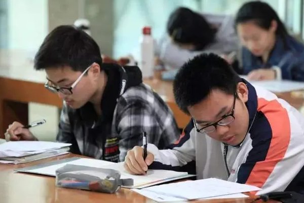 人大代表建议将高中生22点就寝写入保护法，当代高中生的压力有多大？