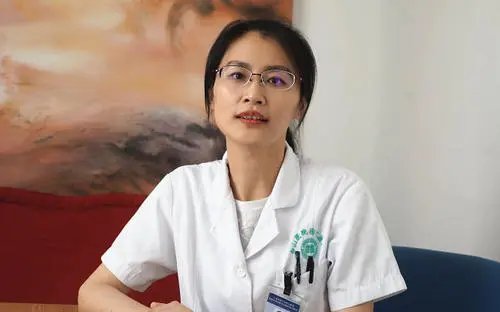 医学女博士在南京赶车途中救了个人，你如何看待她的善举？