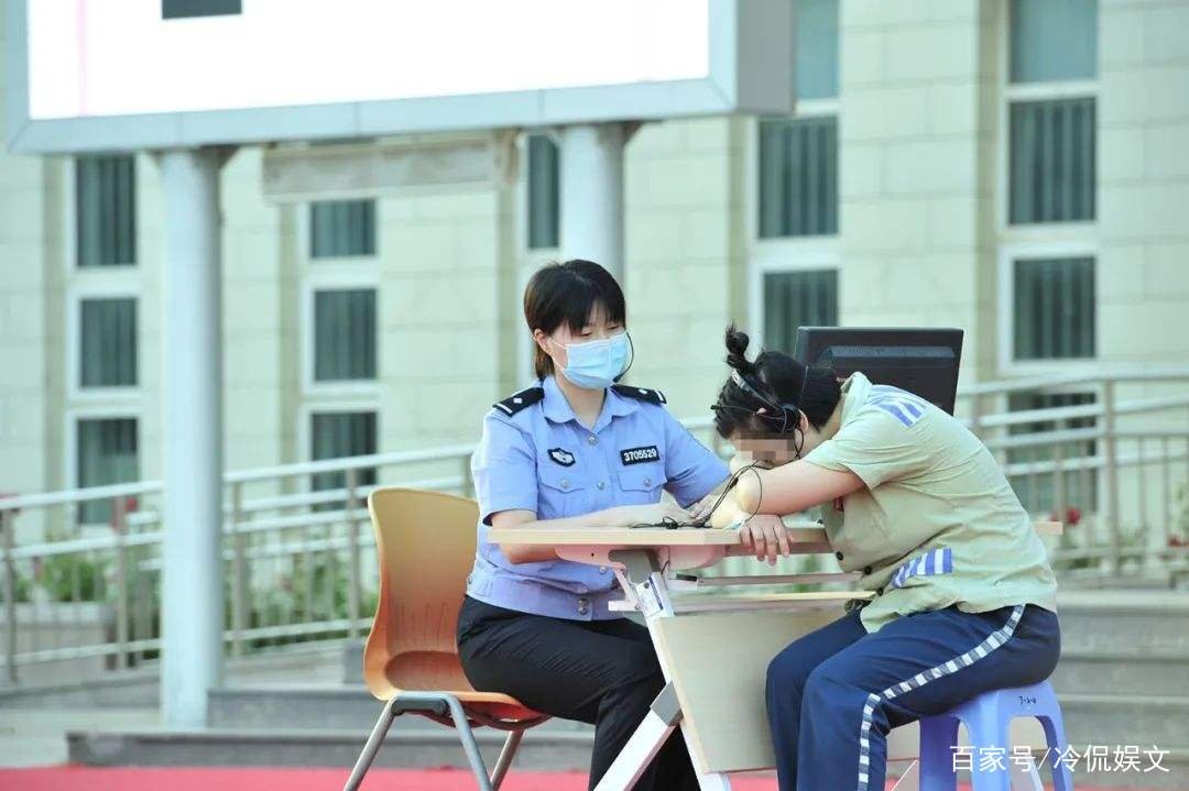 情夫想在车上发生关系，女子杀死情夫并报警，女子属于正当防卫吗？