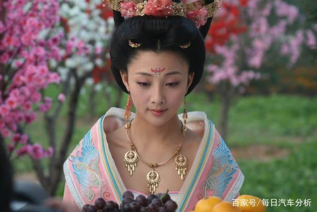 杨贵妃一直跟叔叔生活，为何唐玄宗把她重新划到生父名下？