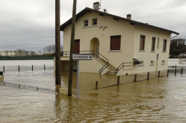大爷换上新鞋泪流满面，哽咽道“我们的家没了”，对这一幕你怎么看？