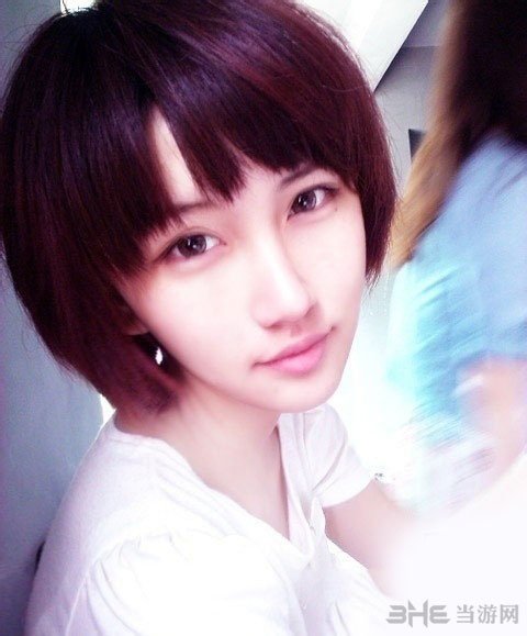 经常被当头像，这个黑色毛衣的女生是谁？