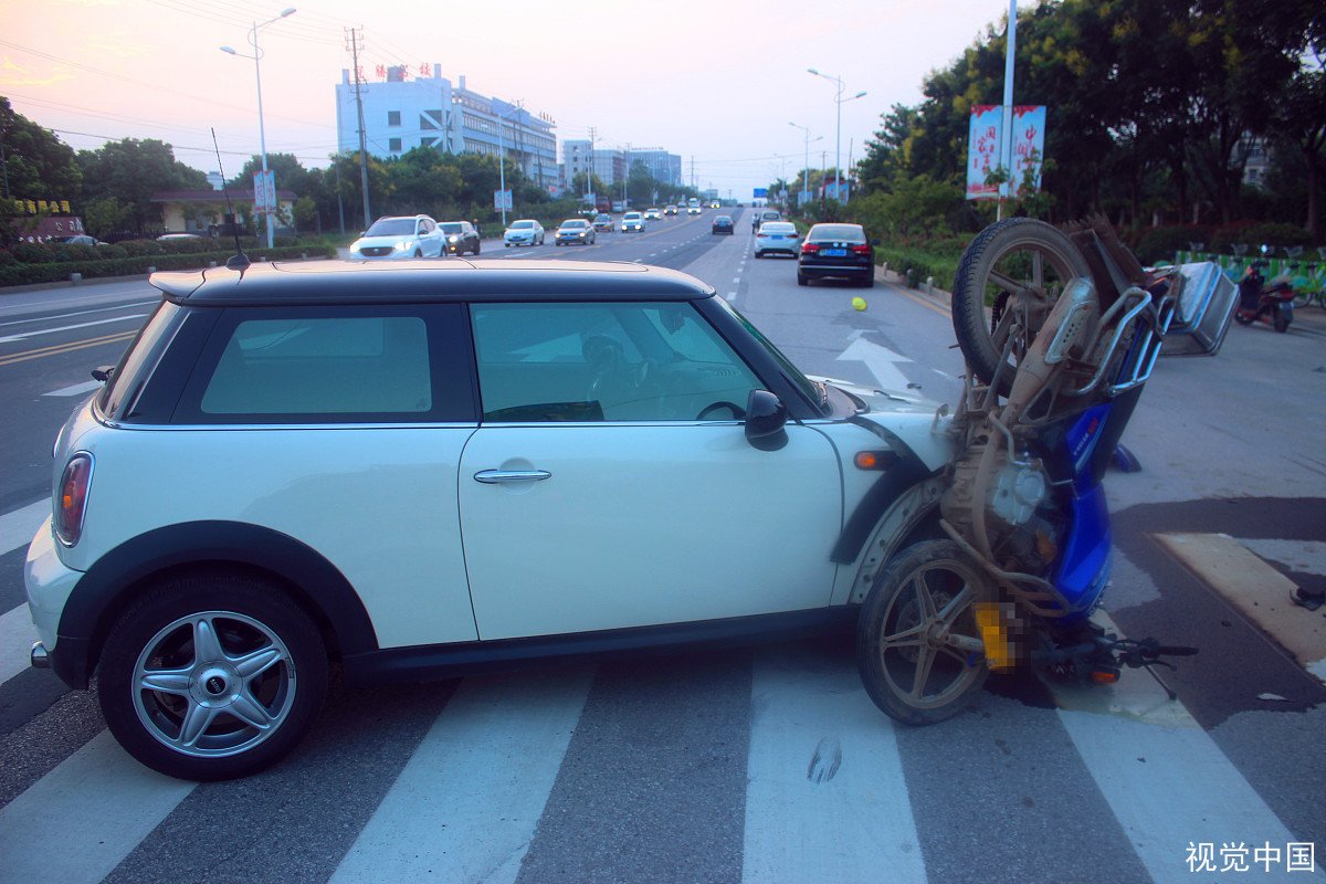 美国发生离奇车祸,汽车直插入房屋屋顶,导致事故的原因是什么?