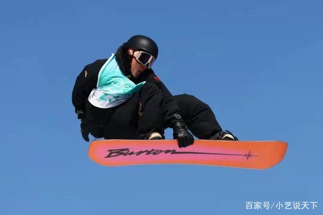 苏翊鸣和教练出去吃烤肉，被安排坐小孩那桌，当时他有何反应？