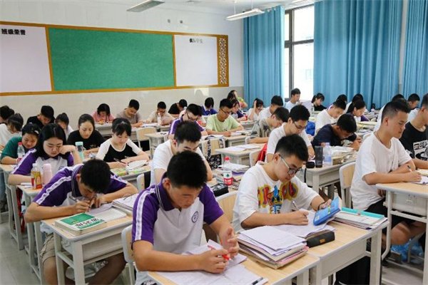 建议将高中生22点就寝写入未成年人保护法,这一建议的本意是什么?