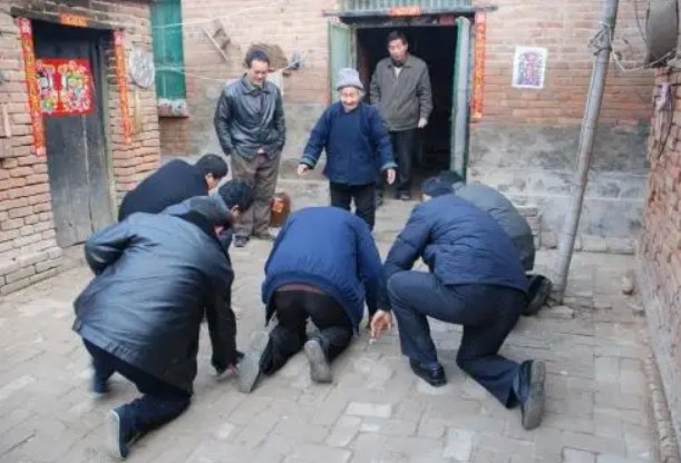 贵州一老人去世，5岁孙子偷偷跪拜，怎样看待这种“传承”？