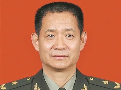 矢志报国、三巡太空的英雄航天员是(