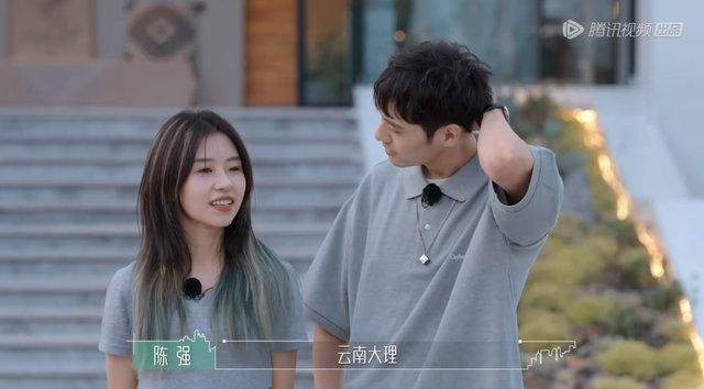 为什么现代年轻人都非常喜欢看综艺《爱情这小件事》?原因是什么?